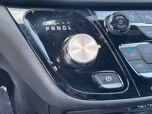 Used 2024 Chrysler Pacifica Touring FWD image 23