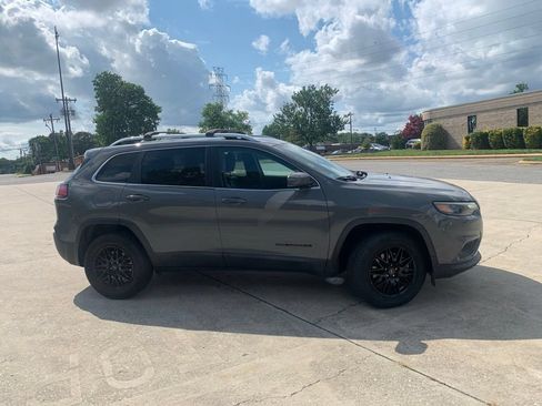 Used 2019 Jeep Cherokee Latitude Plus w/ Cold Weather Group AWD/4WD image 11