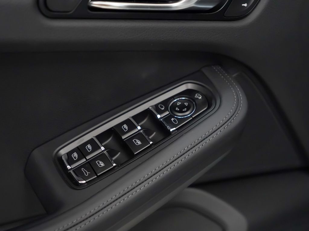 Certified 2026 Porsche Macan AWD/4WD image 24