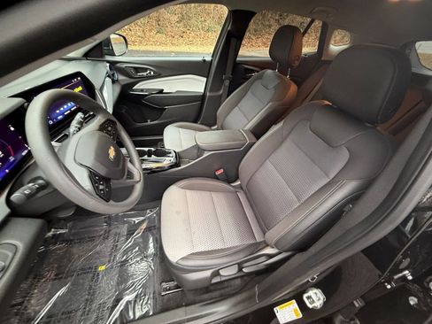 Used 2025 Chevrolet Trax LT image 34