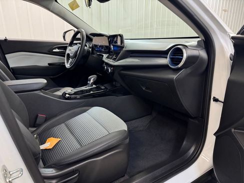 Used 2025 Chevrolet Trax LT w/ LT Convenience Package FWD image 28