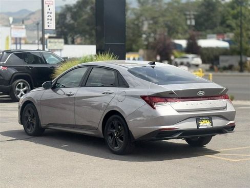 Used 2022 Hyundai Elantra SEL FWD image 5