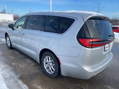 Used 2024 Chrysler Pacifica Touring-L image 6