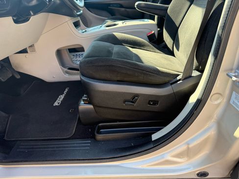 Used 2016 Dodge Grand Caravan SXT image 28