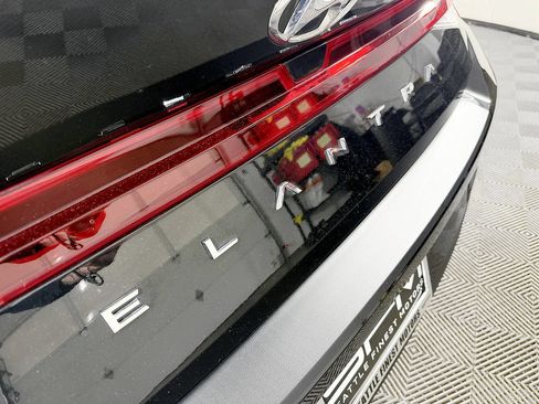 Used 2022 Hyundai Elantra SE FWD image 11