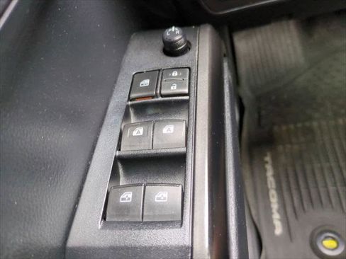 Certified 2019 Toyota Tacoma TRD Sport image 24