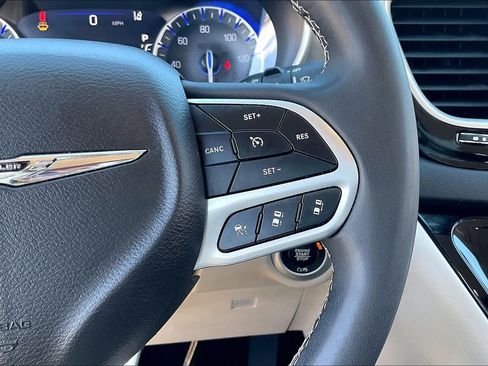 Used 2024 Chrysler Pacifica Touring-L FWD image 21