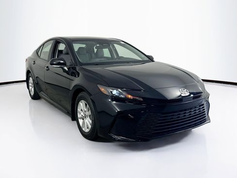 Used 2025 Toyota Camry LE image 3