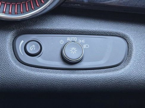 Used 2025 Chevrolet Trax RS w/ Sunroof Package image 23