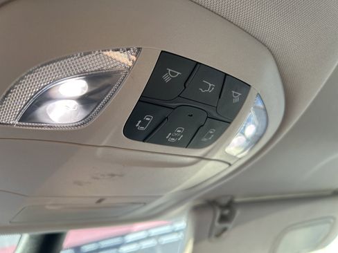 Used 2023 Chrysler Pacifica Touring-L image 10