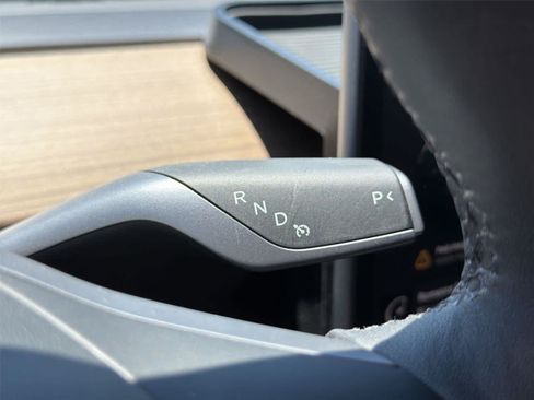 Used 2025 Tesla Model Y Long Range AWD/4WD image 18