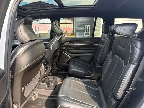 Used 2021 Jeep Grand Cherokee L Overland w/ Luxury Tech Group IV AWD/4WD image 27