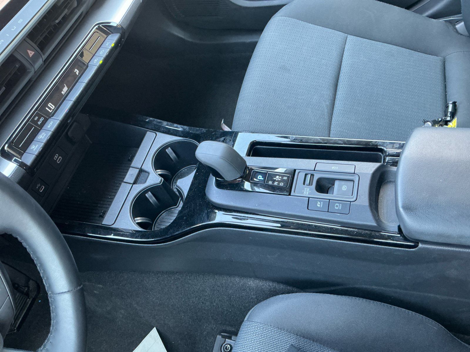 Certified 2025 Toyota Prius LE FWD image 15