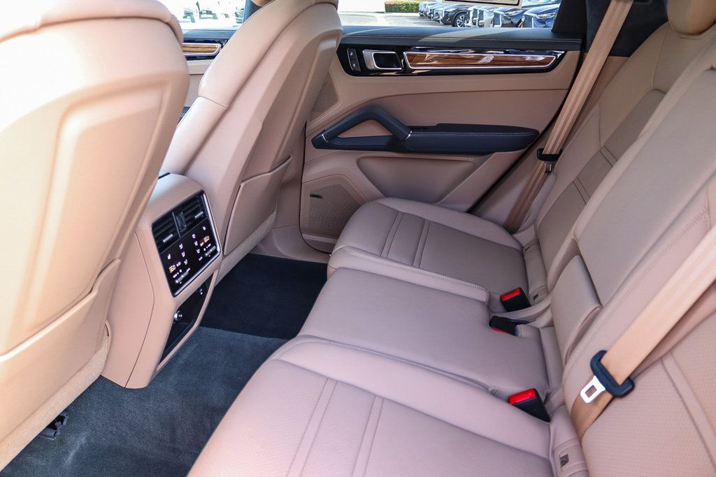Used 2023 Porsche Cayenne AWD/4WD image 19