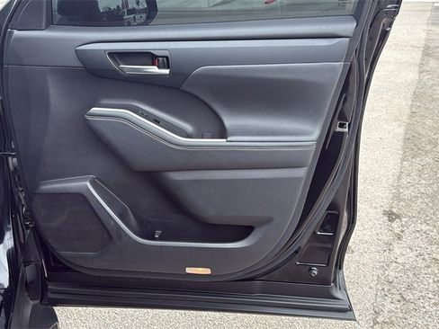 Used 2023 Toyota Highlander Bronze Edition image 29