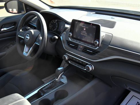 Used 2025 Nissan Altima 2.5 SV FWD image 41