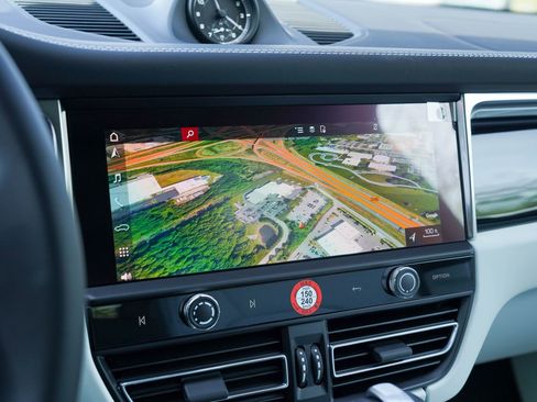 Certified 2025 Porsche Macan AWD/4WD image 28