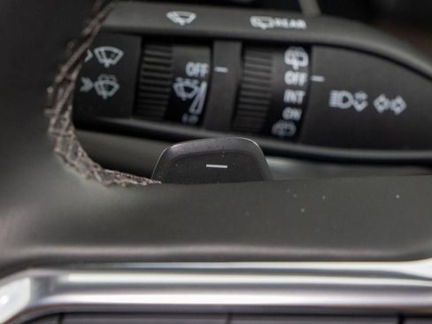 Used 2025 Chevrolet Suburban Z71 image 32