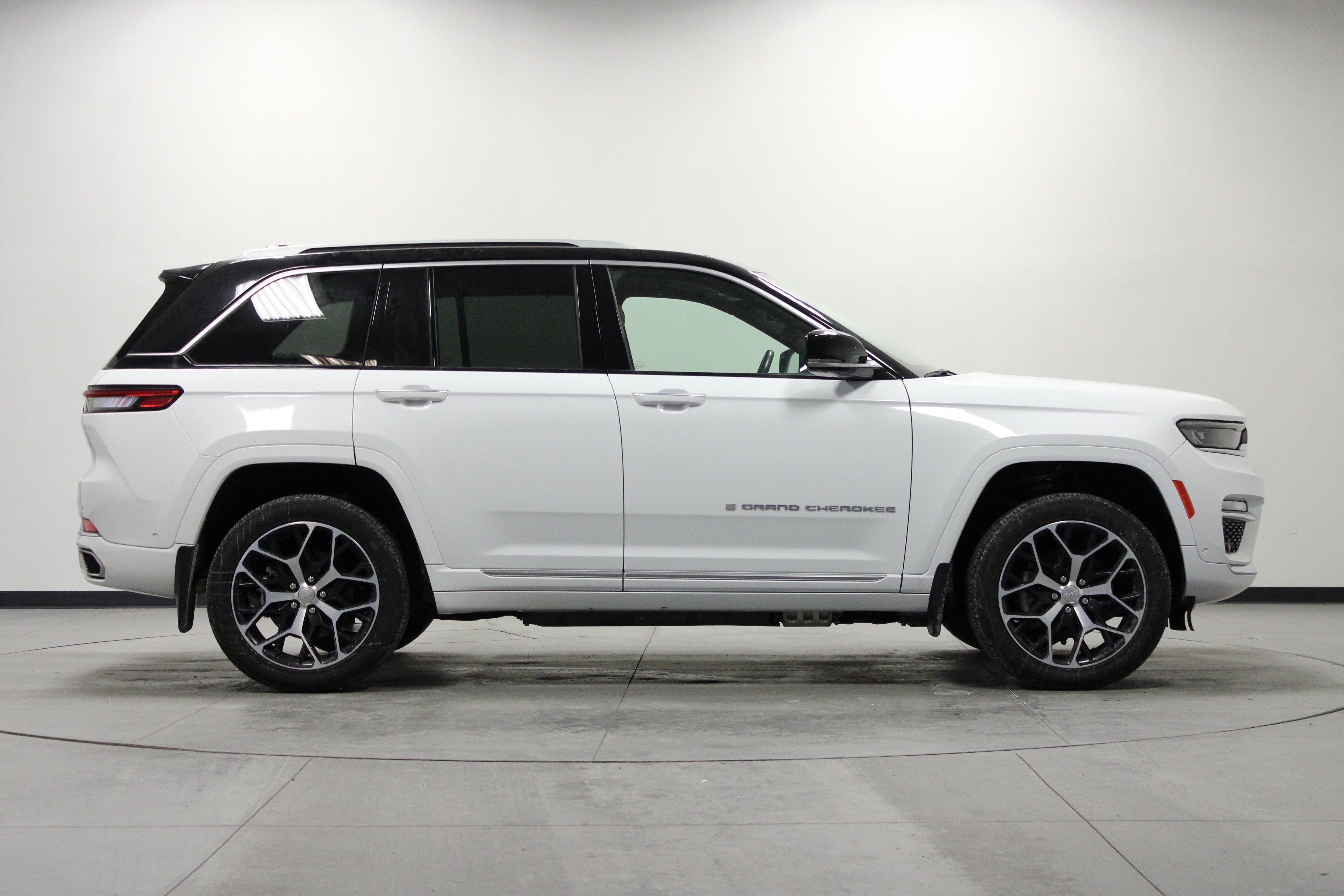 Used 2024 Jeep Grand Cherokee Summit AWD/4WD image 3