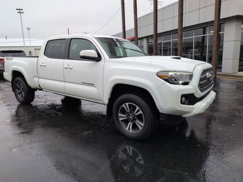 Used 2016 Toyota Tacoma TRD Sport w/ Premium & Technology Package AWD/4WD image 7