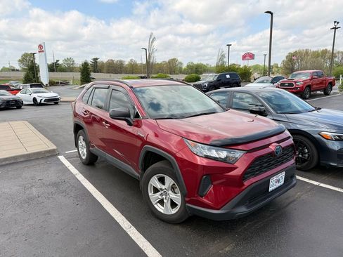 Used 2019 Toyota RAV4 LE image 1