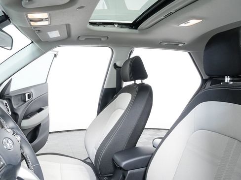 Used 2023 Hyundai Venue SEL image 8