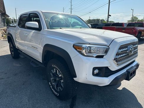 Used 2016 Toyota Tacoma TRD Off-Road w/ Premium & Technology Package AWD/4WD image 4