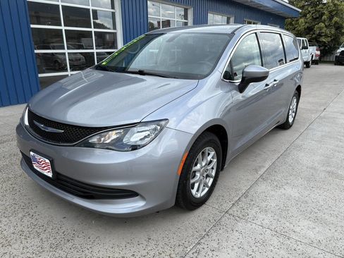 Used 2020 Chrysler Voyager LX image 2