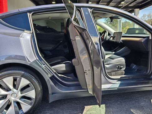 Used 2021 Tesla Model Y Long Range image 17