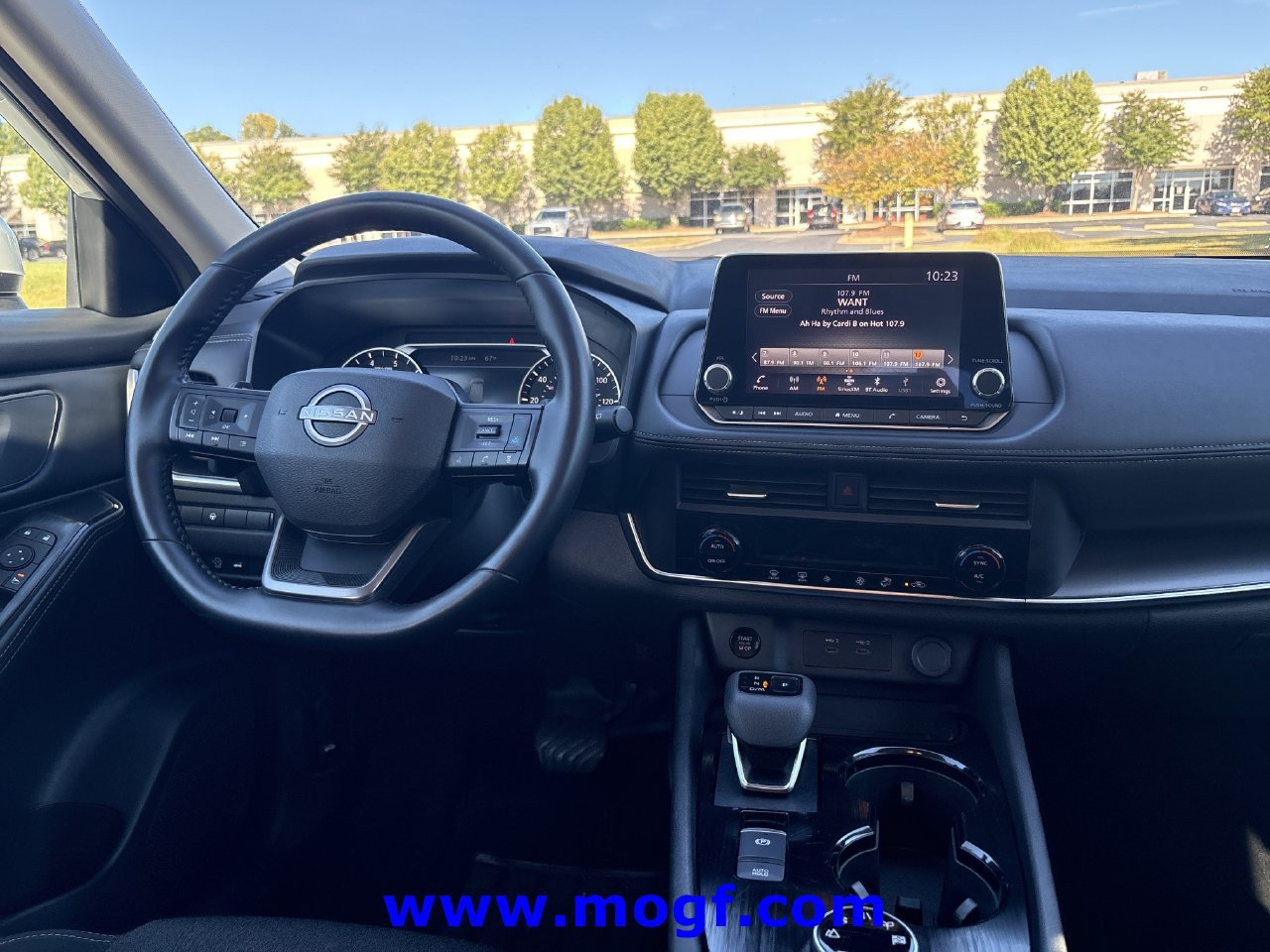 Used 2025 Nissan Rogue SV AWD/4WD image 3