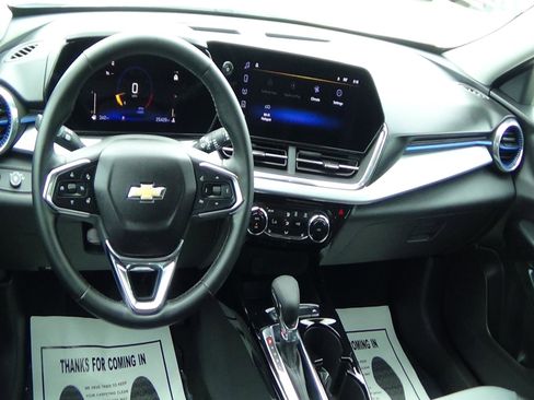 Used 2025 Chevrolet Trax LT w/ LT Convenience Package FWD image 13