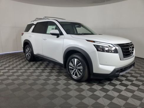 New 2025 Nissan Pathfinder SL image 2