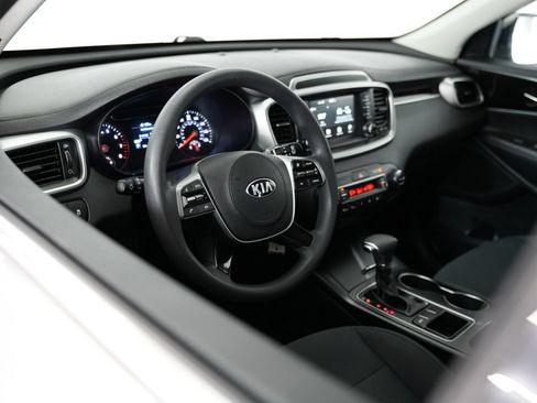 Used 2019 Kia Sorento FWD V6 image 6