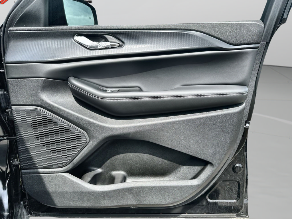 New 2025 Jeep Grand Cherokee Altitude RWD image 25