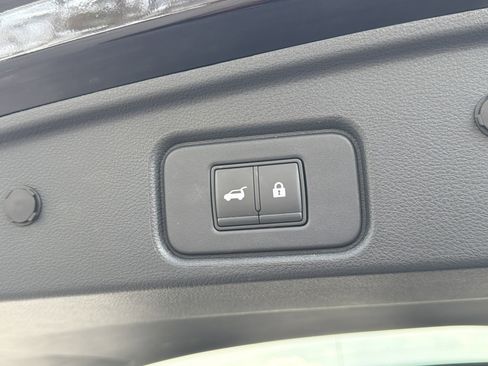 Used 2022 Nissan Pathfinder SV w/ SV Premium Package image 19