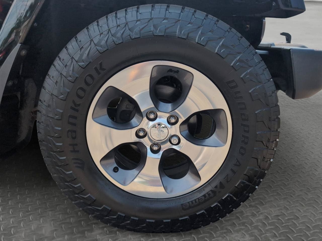 Used 2017 Jeep Wrangler Unlimited Sahara w/ Connectivity Group AWD/4WD image 28