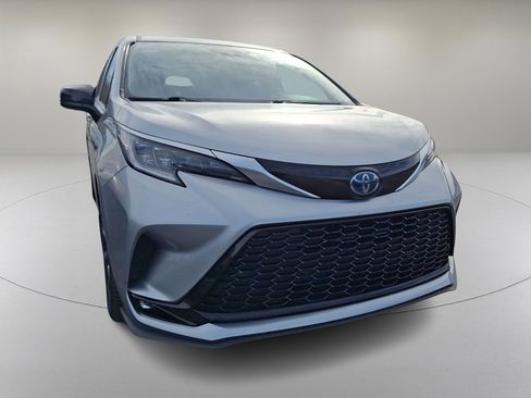 Used 2022 Toyota Sienna XSE image 2