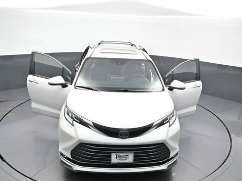 Certified 2025 Toyota Sienna Limited image 48