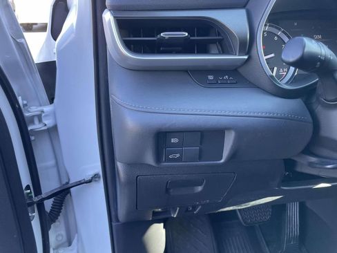 Used 2022 Toyota Highlander XLE image 32