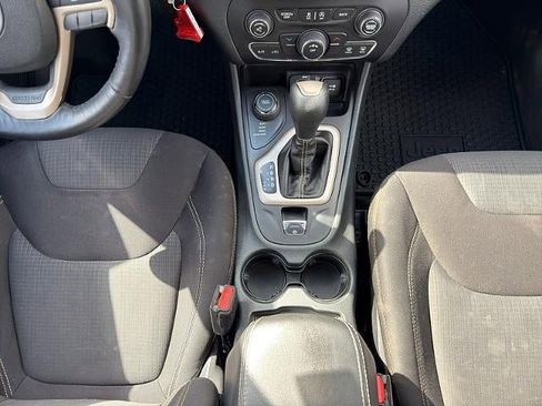 Used 2015 Jeep Cherokee Latitude w/ Cold Weather Group AWD/4WD image 16