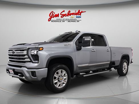 Used 2025 Chevrolet Silverado 3500 High Country w/ High Country Premium Package AWD/4WD image 3