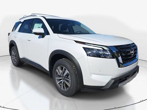 New 2025 Nissan Pathfinder SL image 2