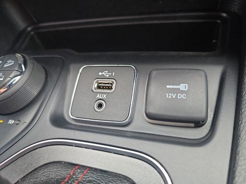 Used 2019 Jeep Cherokee Trailhawk w/ Comfort & Convenience Group AWD/4WD image 24