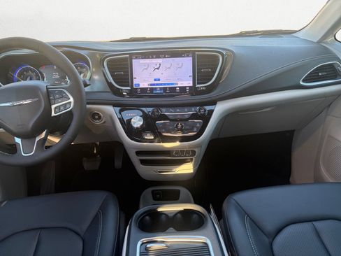Used 2024 Chrysler Pacifica Touring-L FWD image 10