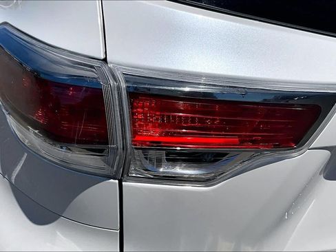 Used 2015 Toyota Highlander XLE AWD/4WD image 28