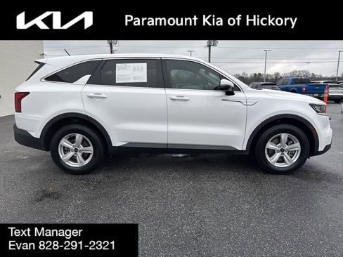 Used 2023 Kia Sorento LX image 8