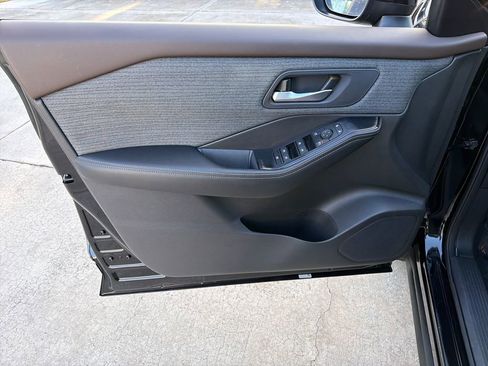 Certified 2023 Nissan Rogue SV FWD image 17