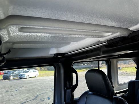 Used 2021 Jeep Wrangler Unlimited Sahara image 38