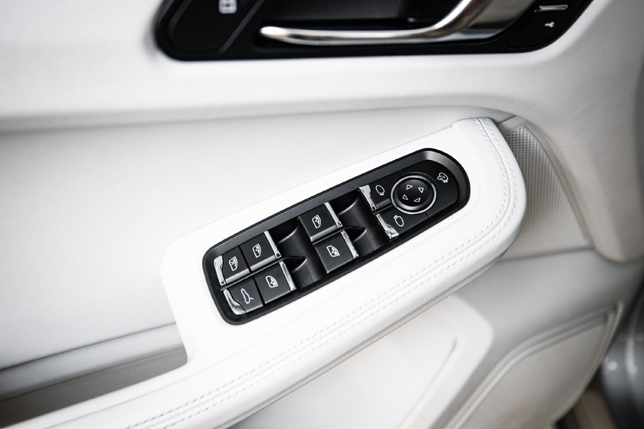 Certified 2023 Porsche Macan AWD/4WD image 22