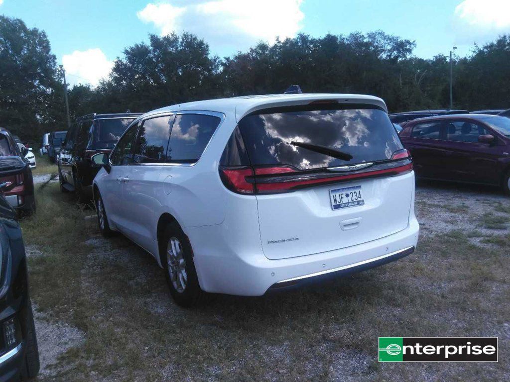 Used 2023 Chrysler Pacifica Touring-L FWD image 5